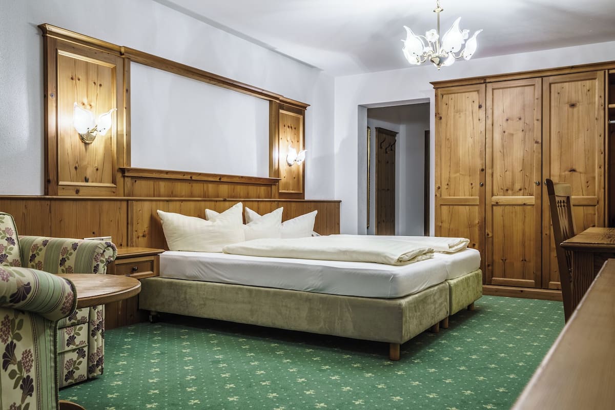 Premium bedding, in-room safe, free WiFi, bed sheets