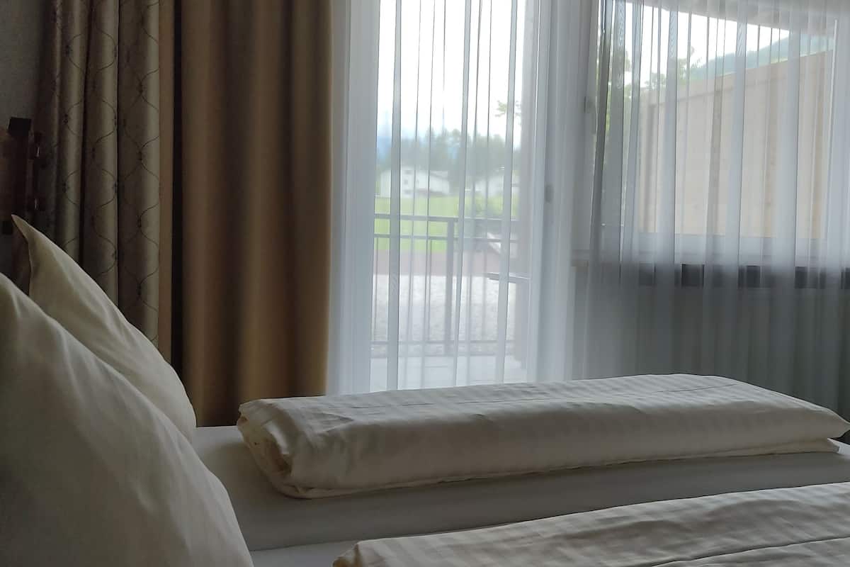 Premium bedding, in-room safe, free WiFi, bed sheets