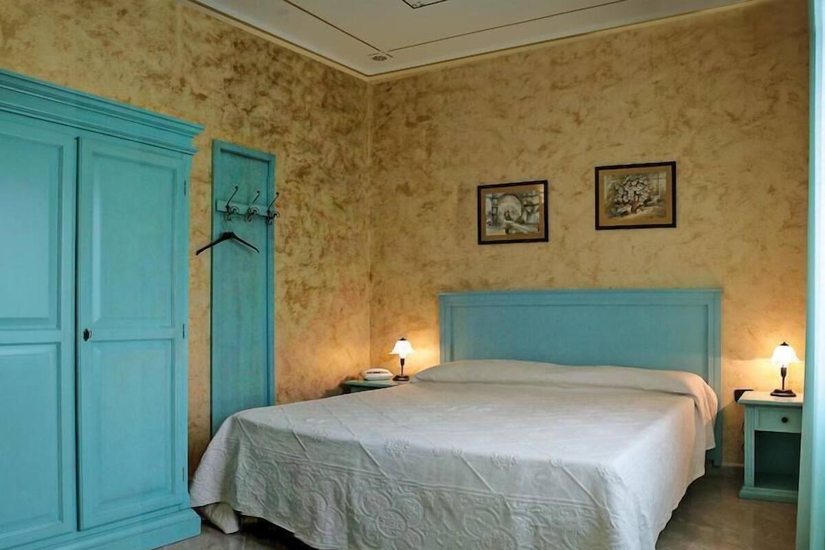 Shower, free toiletries, hair dryer, bidet
