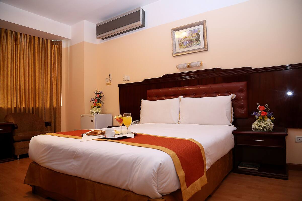 Chambre Double, 1 grand lit, salle de bains privée