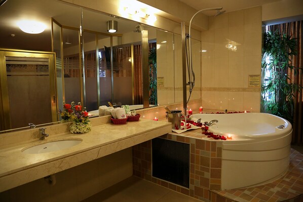 Suite, idromassaggio | Bagno | Set di cortesia gratuito, asciugacapelli, asciugamani