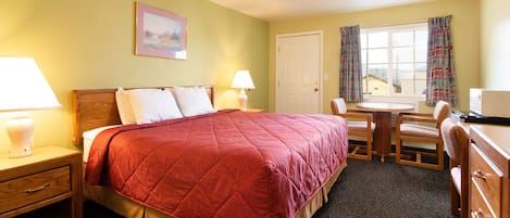 Standard Room, 1 King Bed, Non Smoking | Desk, soundproofing, free WiFi, bed sheets