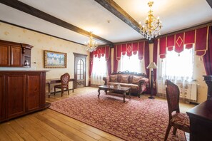 Apartment, Kitchenette | Ruang tamu | 80 cm televisyen plasma dengan satelit, TV 