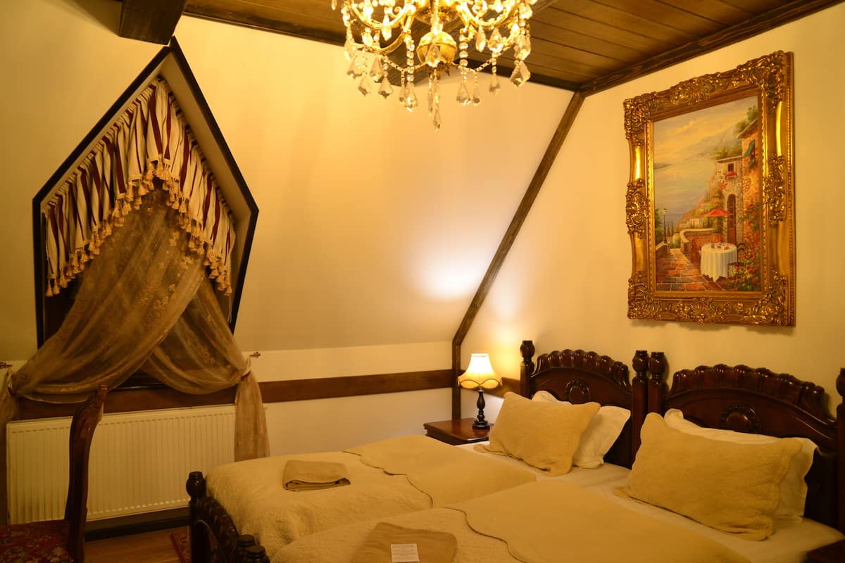 Memory-foam beds, in-room safe, desk, blackout curtains