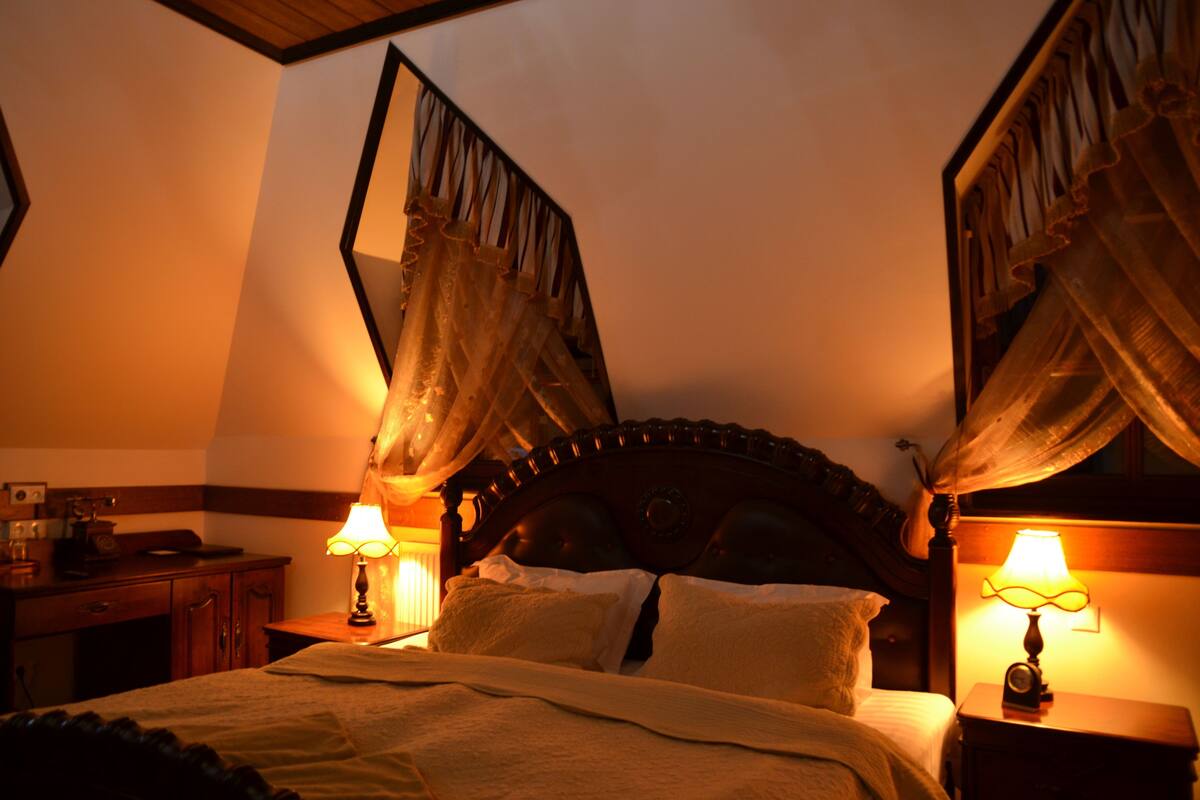 Memory-foam beds, in-room safe, desk, blackout curtains