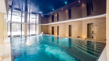 Alberca techada, acceso de 09:00 a 21:00, y camastros