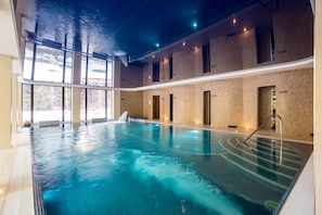 Inomhuspool med öppettider 09.00 till 21.00, och solstolar