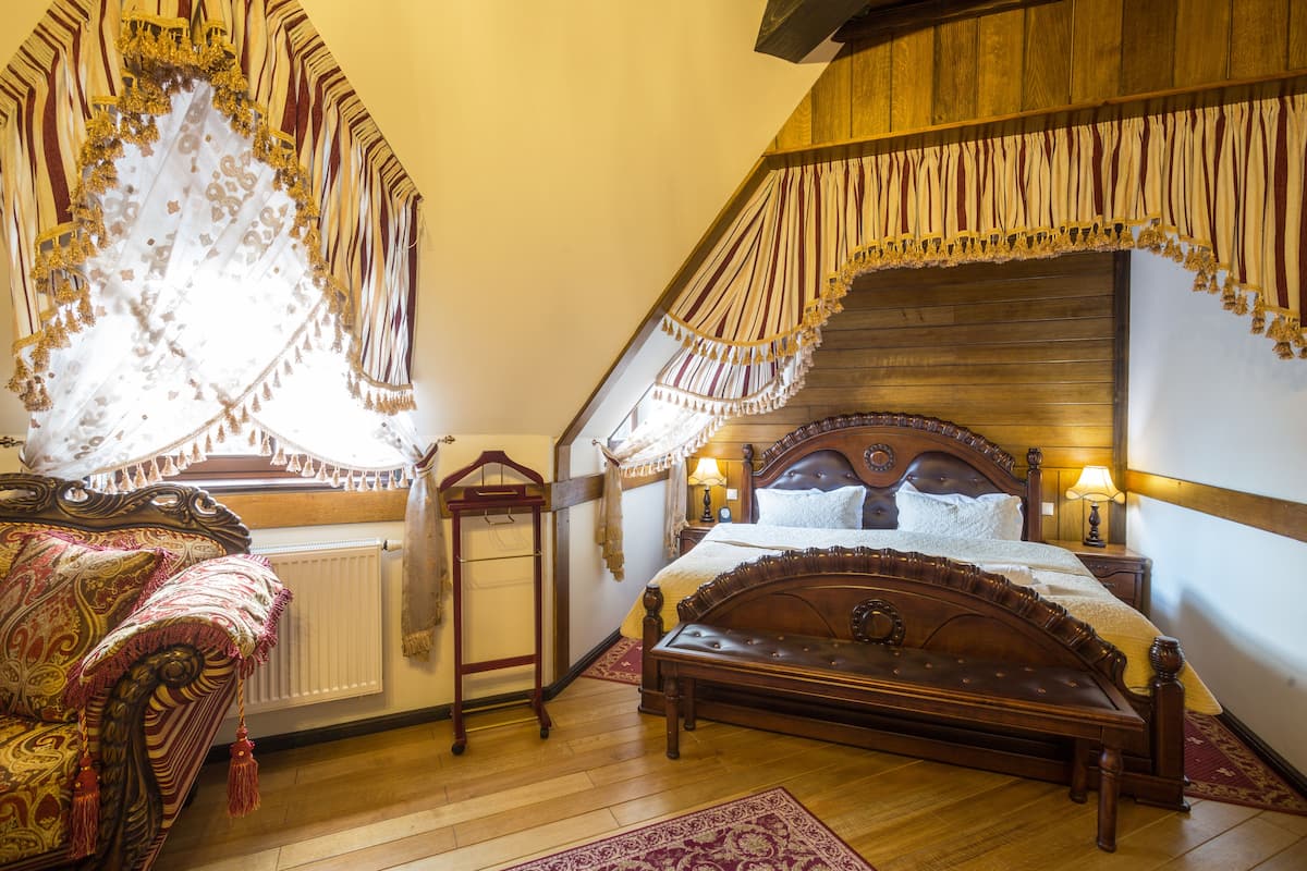 Memory-foam beds, in-room safe, desk, blackout curtains