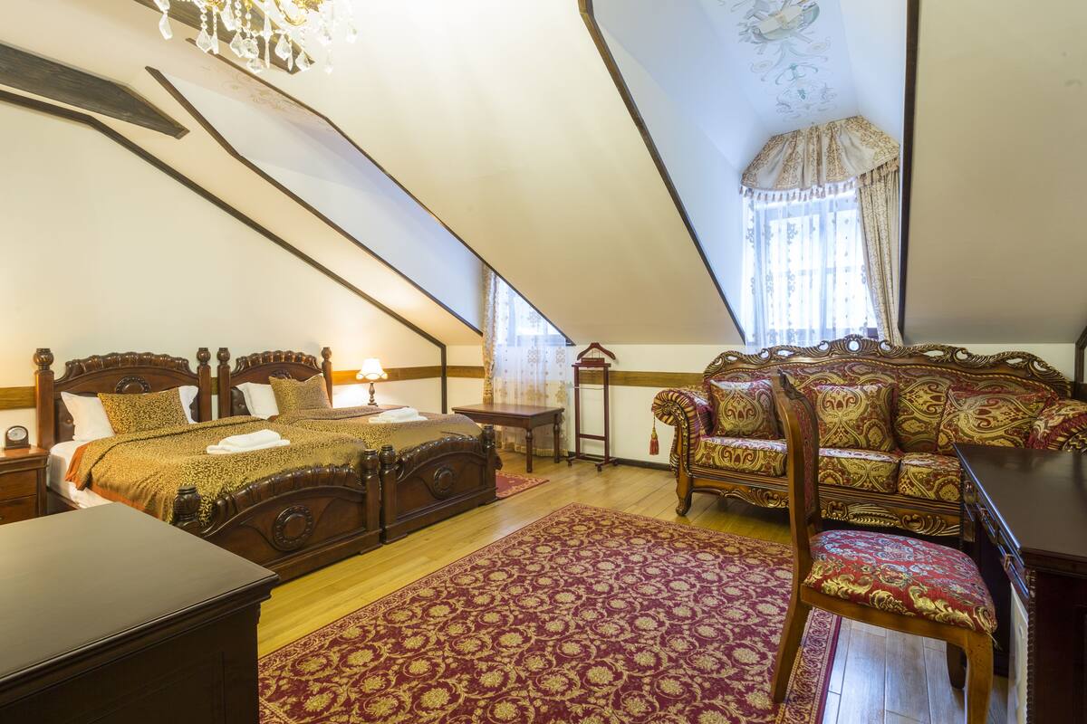 Memory-foam beds, in-room safe, desk, blackout curtains