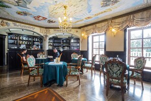 Pub, pemandangan taman, dibuka setiap hari 