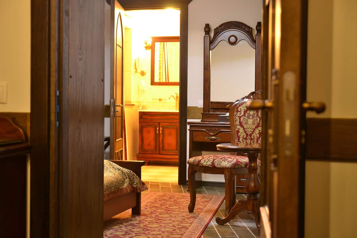 Memory-foam beds, in-room safe, desk, blackout curtains