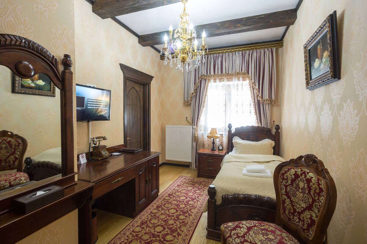 Memory-foam beds, in-room safe, desk, blackout curtains