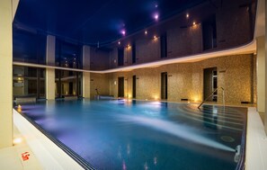 室內游泳池，開放時間為 09:00 至 21:00，提供日光浴躺椅