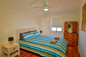 Ropa de cama hipoalergénica y tabla de planchar con plancha