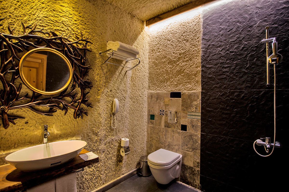 deluxe room | bathroom | combined shower/bathtub, free toiletries, hair dryer, dressing gowns