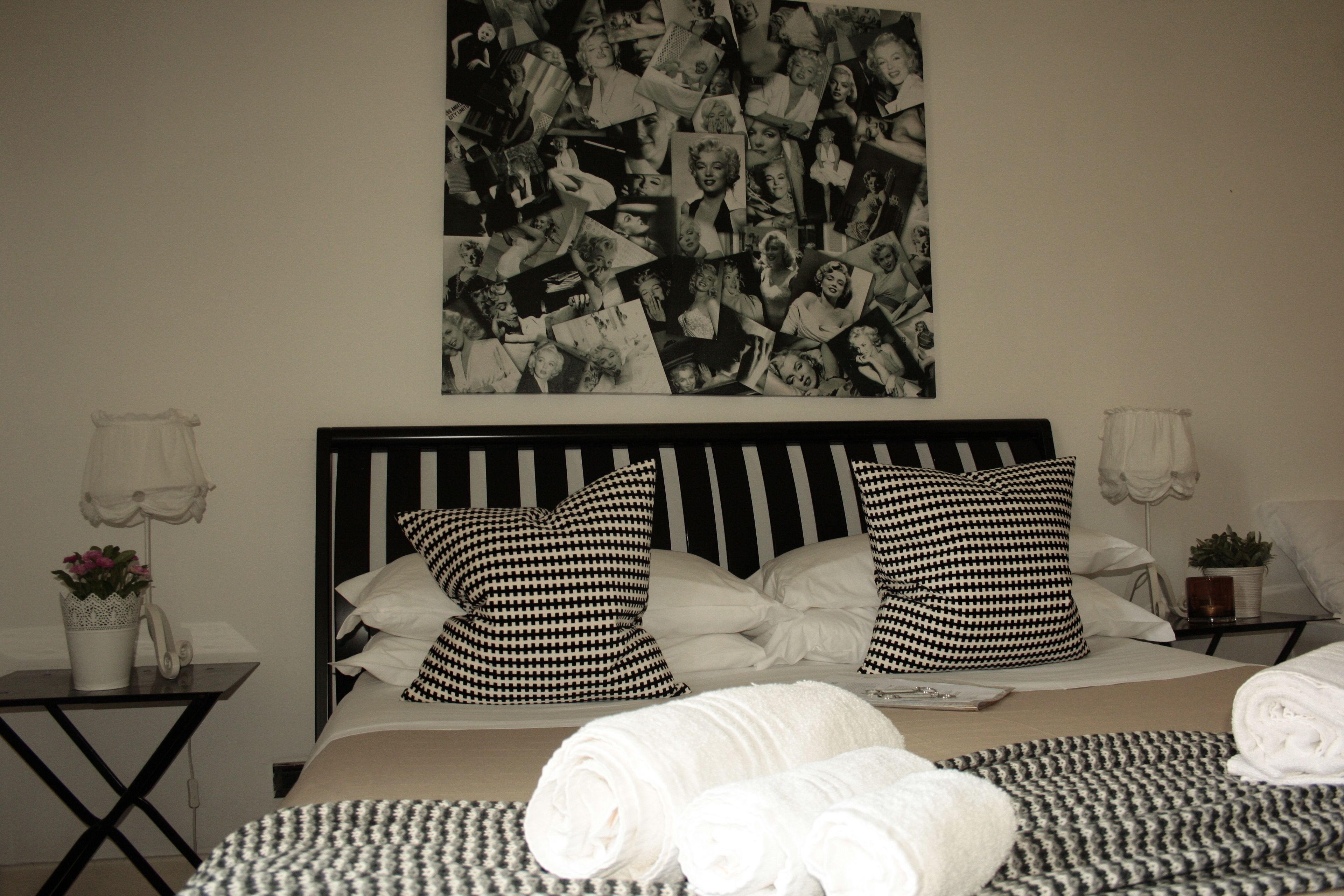 خزنة داخل الغرفة ومكواة/لوح كي وواي فاي مجانًا وملاءات أسرّة