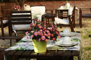 Outdoor dining - St. John Villa (Rome)