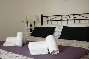 In-room safe, iron/ironing board, free WiFi, bed sheets - St. John Villa (Rome)