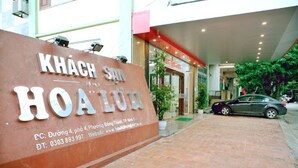 A hotel entrance with a sign reading "KHÁCH SAN HOA LƯU" and contact information. - Hoa Lu Hotel 2 (Ninh Binh)
