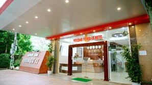 The entrance to Hoa Lu Hotel with a clear signboard, a reception desk, and potted plants. - Hoa Lu Hotel 2 (Ninh Binh)