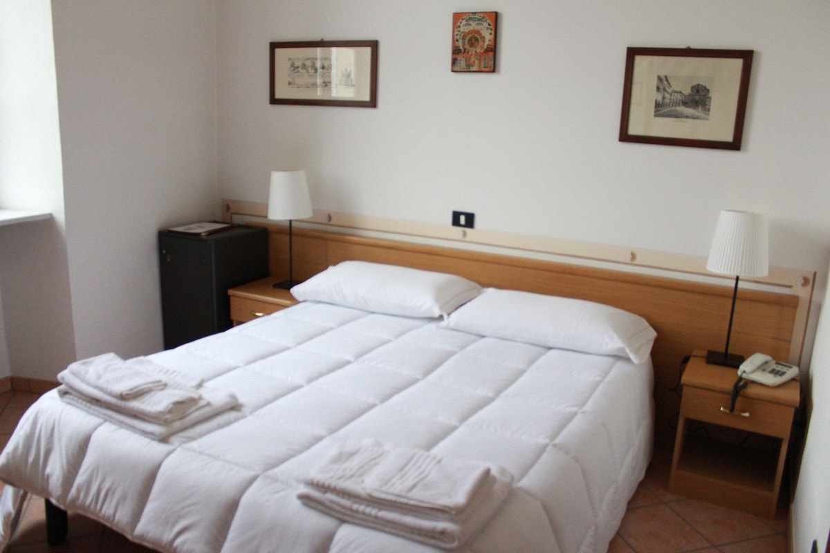 Ropa de cama de alta calidad y caja de seguridad en la habitación 