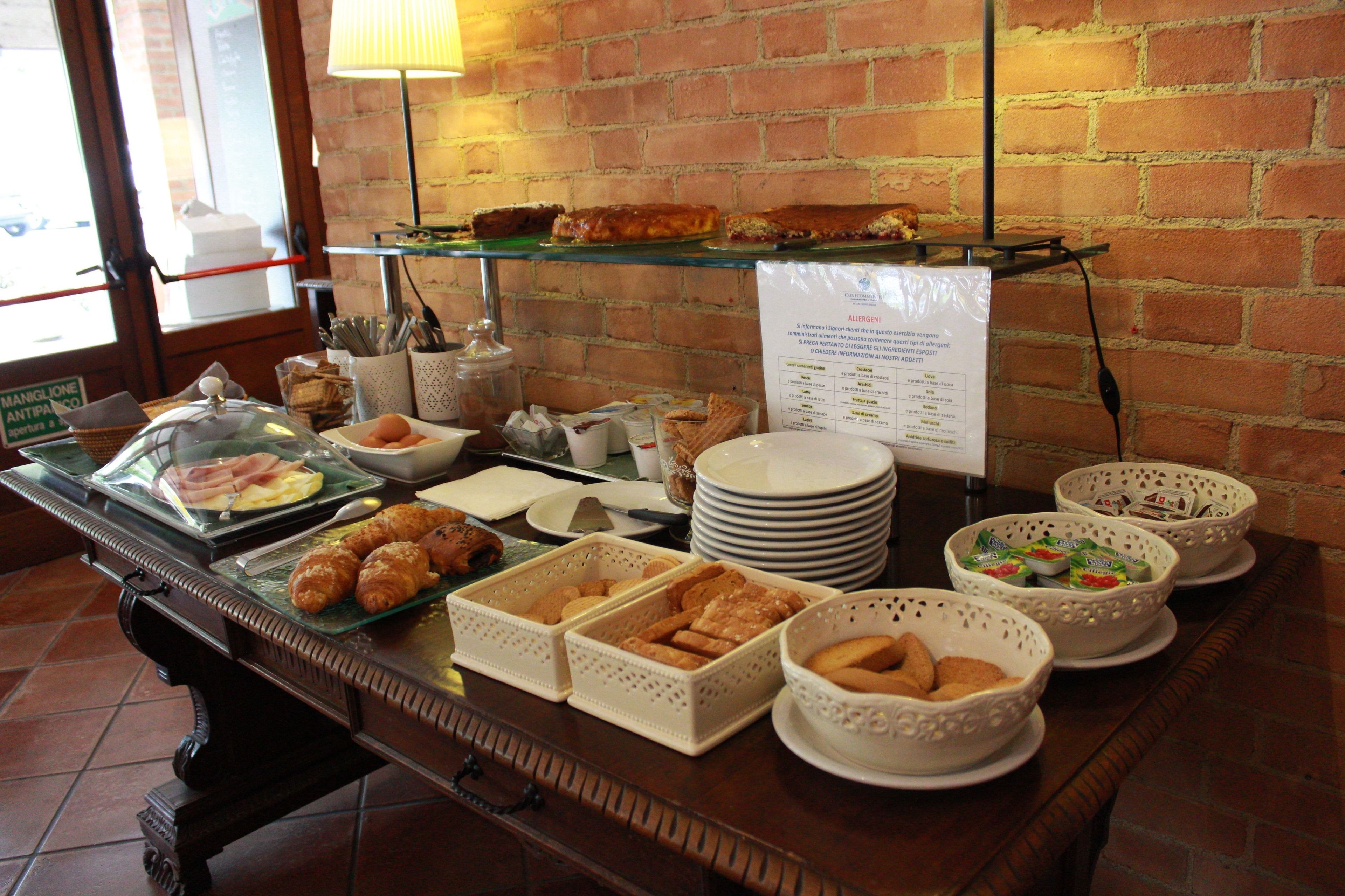 serves breakfast and lunch