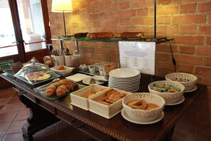 Serves breakfast and lunch - Hotel Portici (Vicoforte)