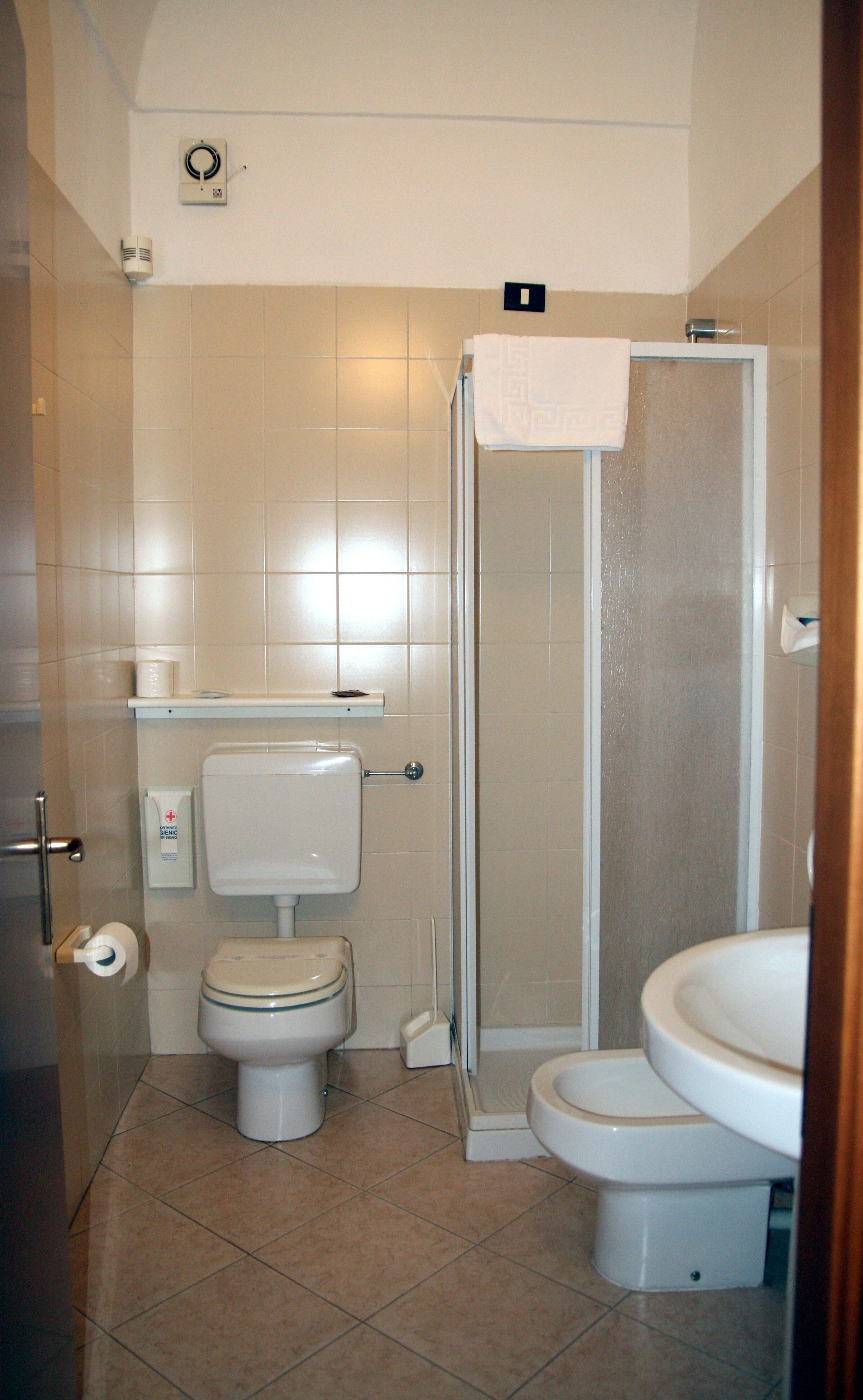 classic double or twin room | bathroom | shower, free toiletries, bidet, towels