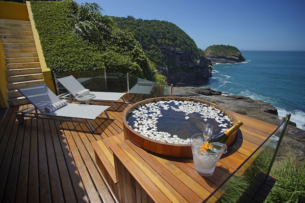 Água Marinha | Bộ đồ giường cao cấp, chăn bông, két bảo mật tại phòng