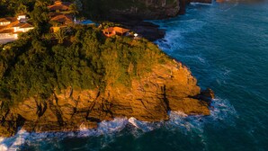 A coastal area with houses on a cliff overlooking the sea.