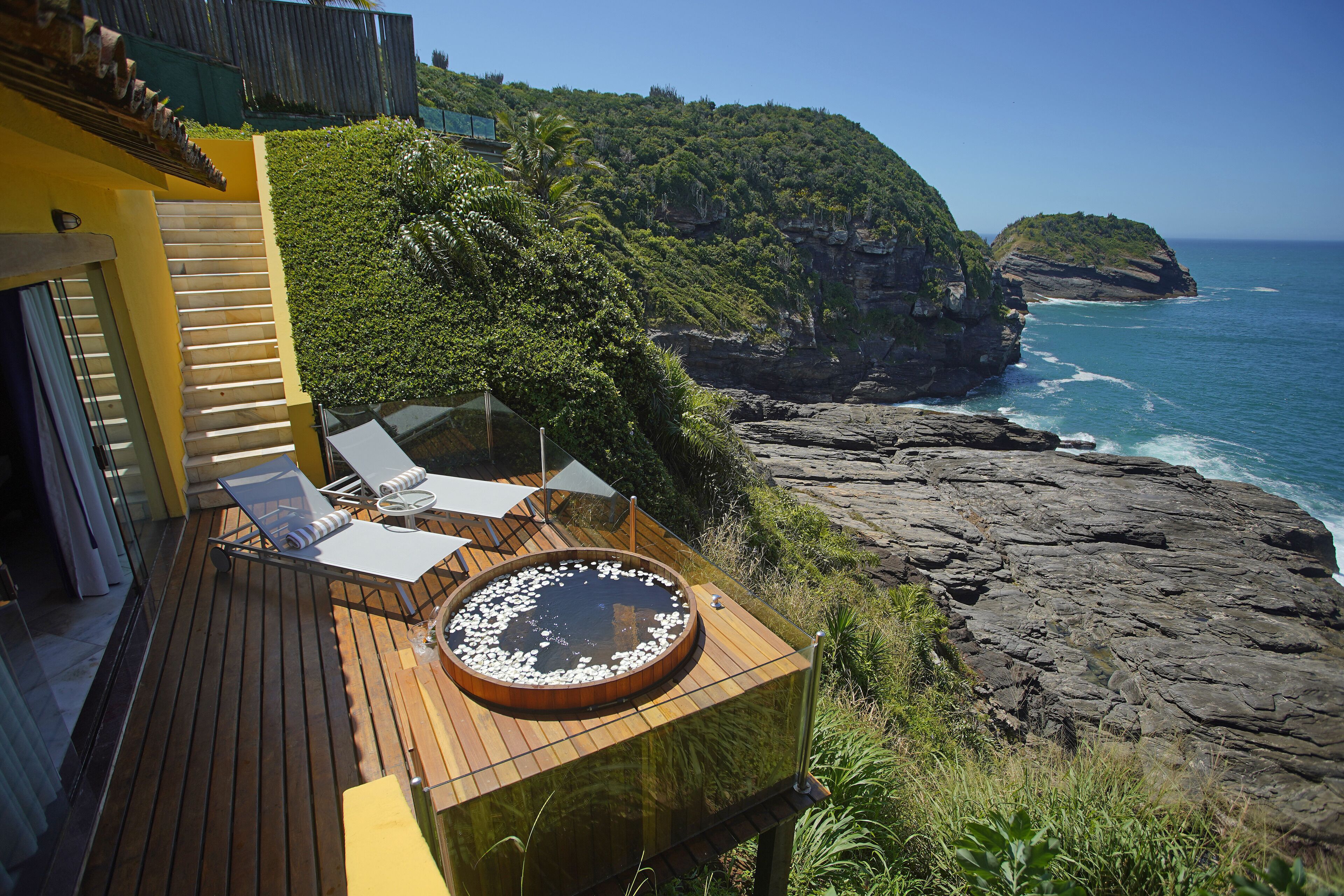 Água Marinha | Premium bedding, down comforters, in-room safe, individually decorated