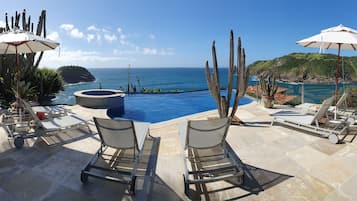Piscine extérieure, parasols de plage, chaises longues