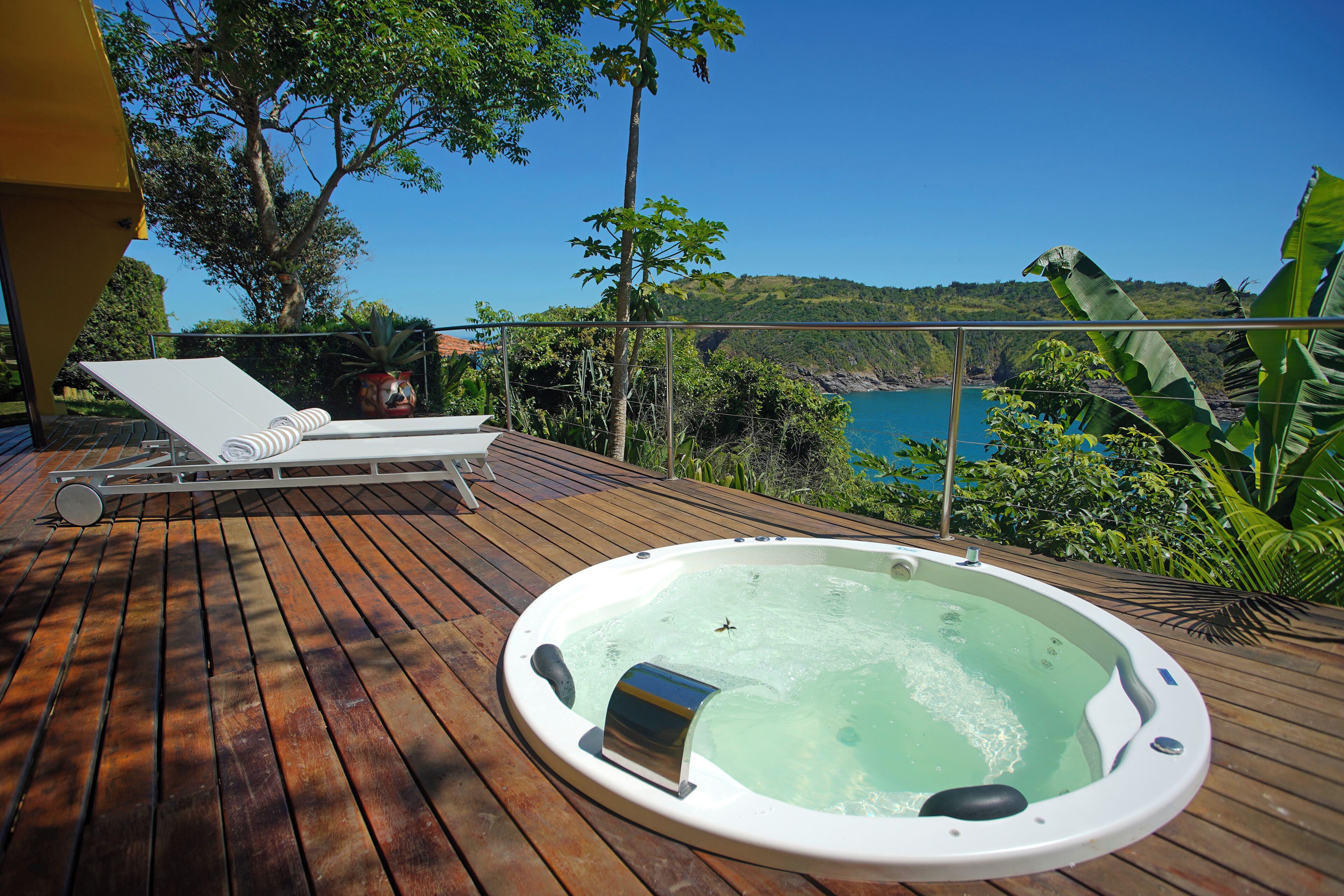 أغطية فراش متميزة وألحفة محشوة بالريش وخزنة داخل الغرفة