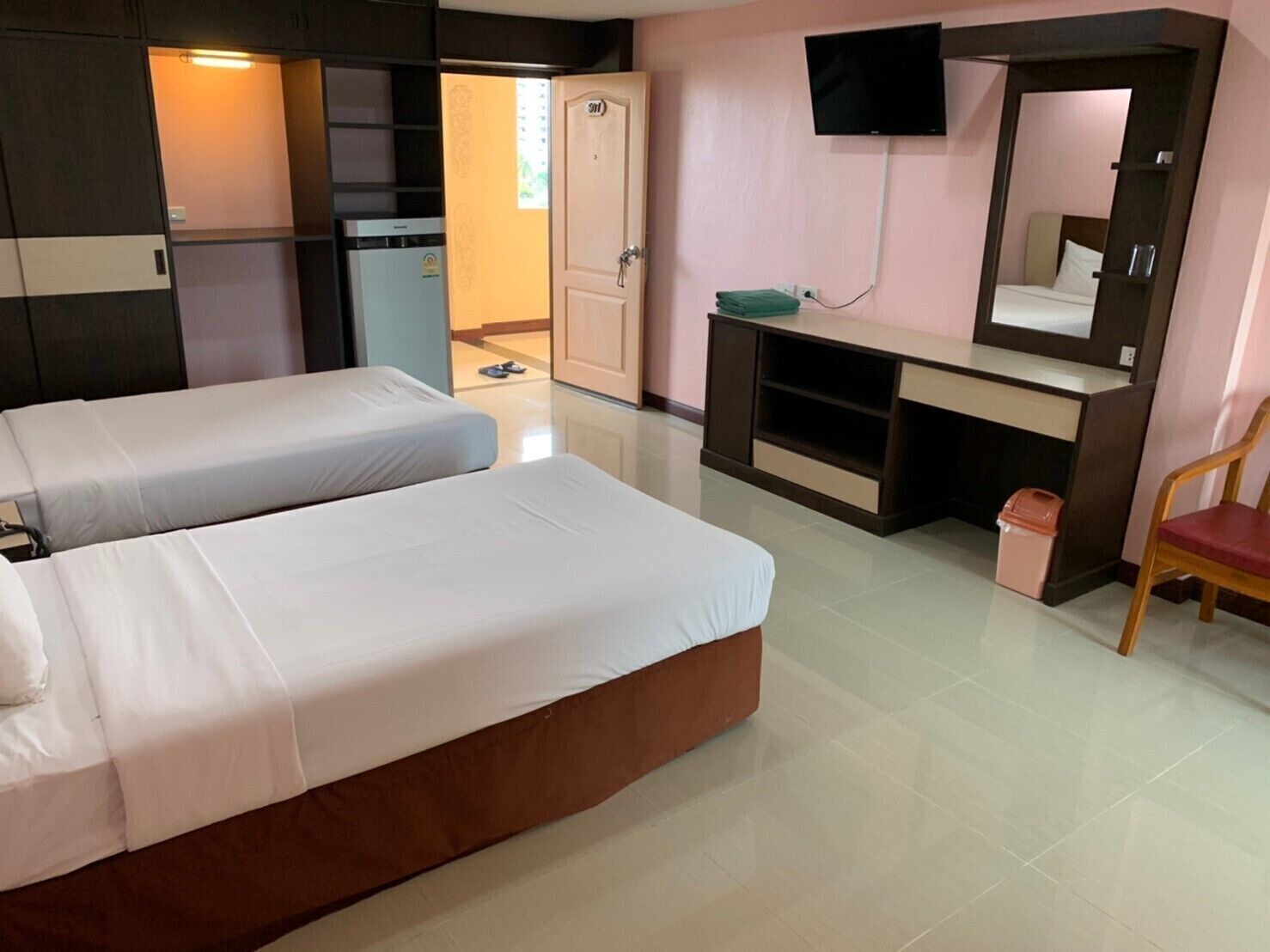 Escrivaninha, cortinas blackout, Wi-Fi de cortesia, roupa de cama