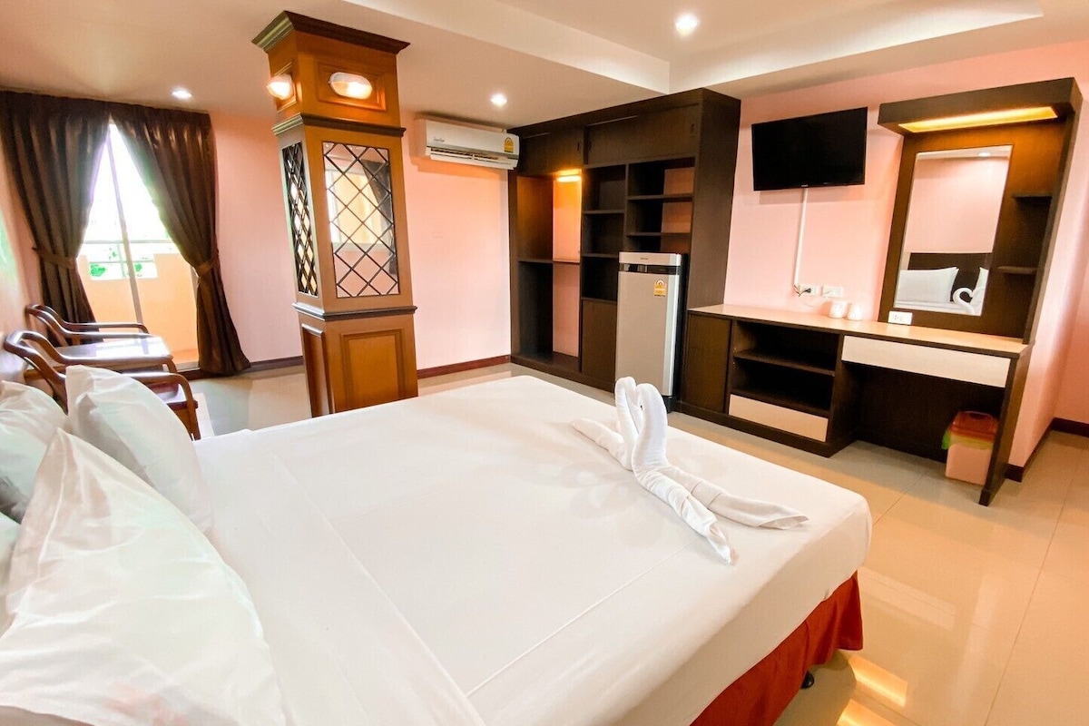 Desk, blackout curtains, free WiFi, bed sheets