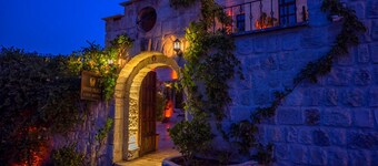 Sinasos Palace Cave Hotel