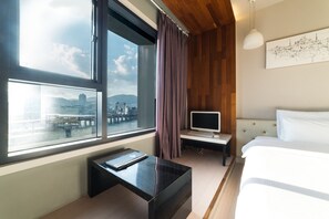 Escritorio, cortinas blackout, sistema de insonorización y wifi gratis