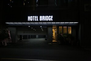 Property entrance - Hotel Bridge (Busan)