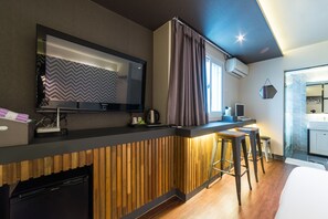 Escritorio, cortinas blackout, sistema de insonorización y wifi gratis