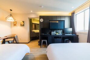 Escritorio, cortinas blackout, sistema de insonorización y wifi gratis 