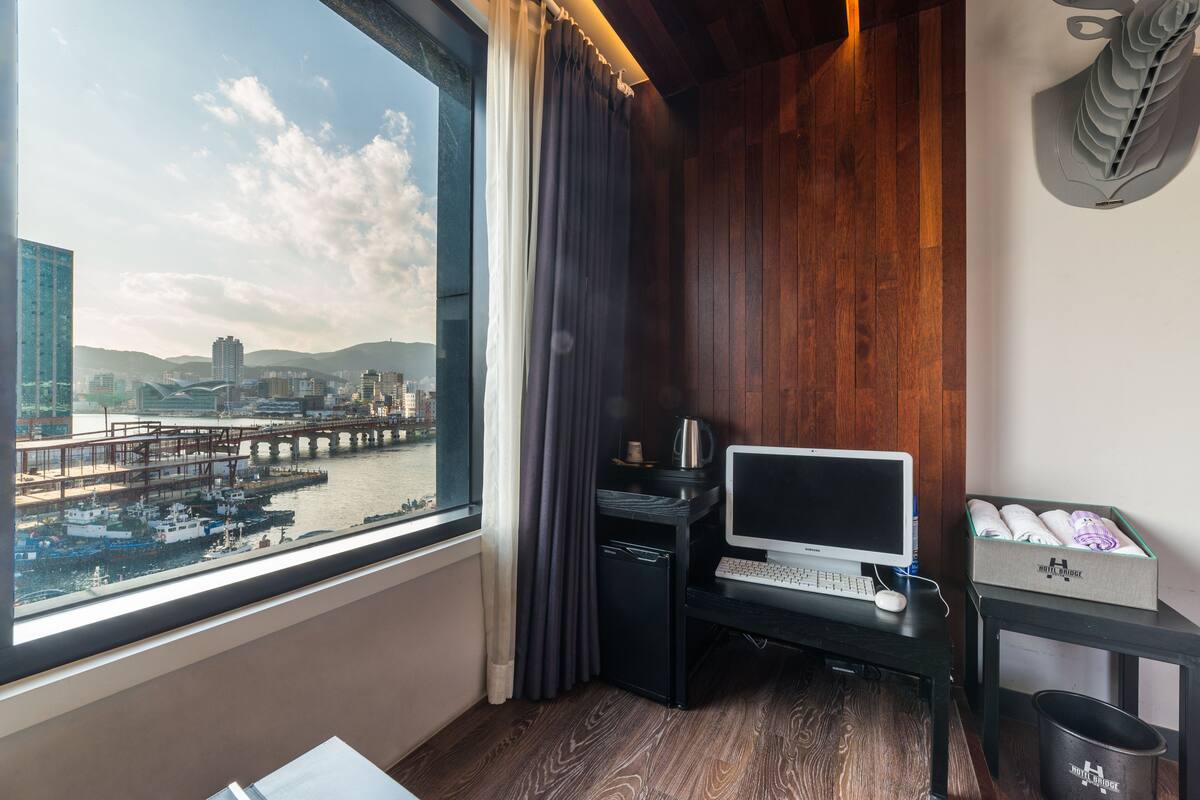 VIP Room (Bridge View) | Escritorio, cortinas opacas, sistema de insonorización y wifi gratis