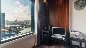 VIP Room (Bridge View) | Desk, blackout curtains, soundproofing, free WiFi