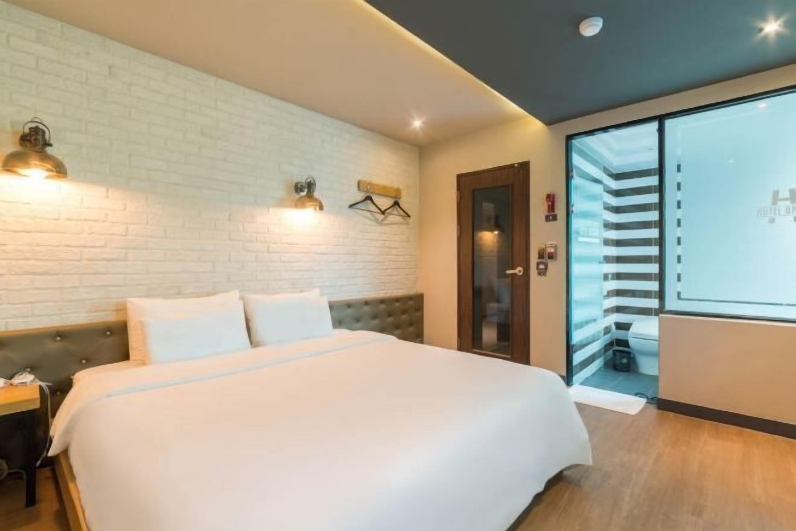 Escritorio, cortinas blackout, sistema de insonorización y wifi gratis 