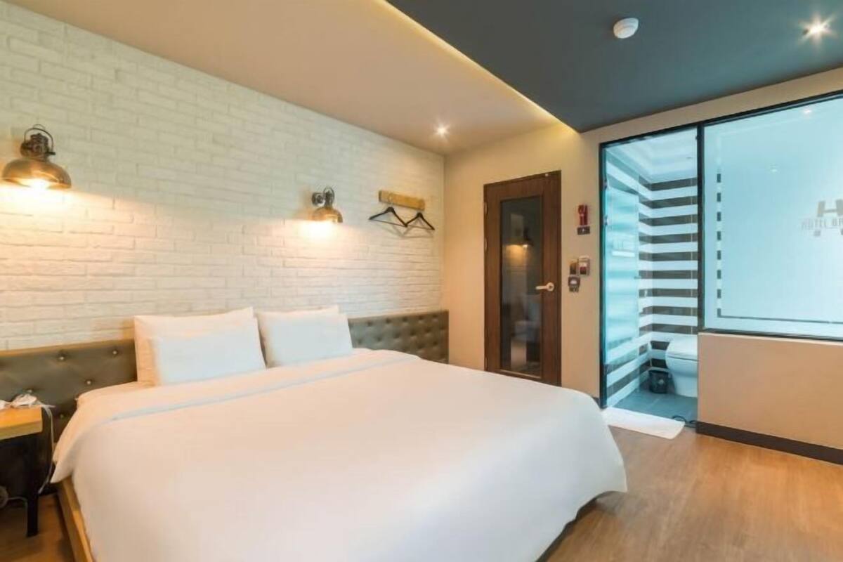 办公桌、遮光窗帘、隔音、免费 WiFi