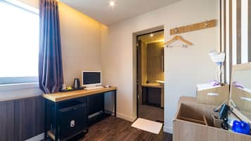 Deluxe Room | Desk, blackout curtains, soundproofing, free WiFi