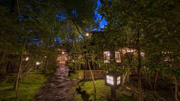 Vista frontal de la propiedad por la tarde o noche