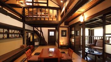 Suite tradicional, 1 cama matrimonial, hidromasaje, en edificio contiguo (Adult only) | Ropa de cama de alta calidad y caja de seguridad en la habitación