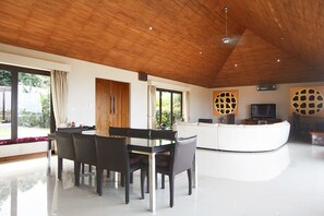 Gratis produkter i minibar och värdeförvaringsskåp på rummet