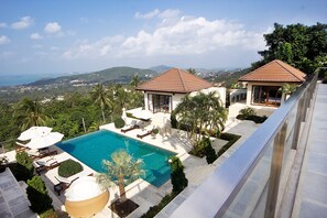 Outdoor pool, an infinity pool, pool umbrellas, pool loungers - Baan Napoli Luxury Villa (Koh Samui)
