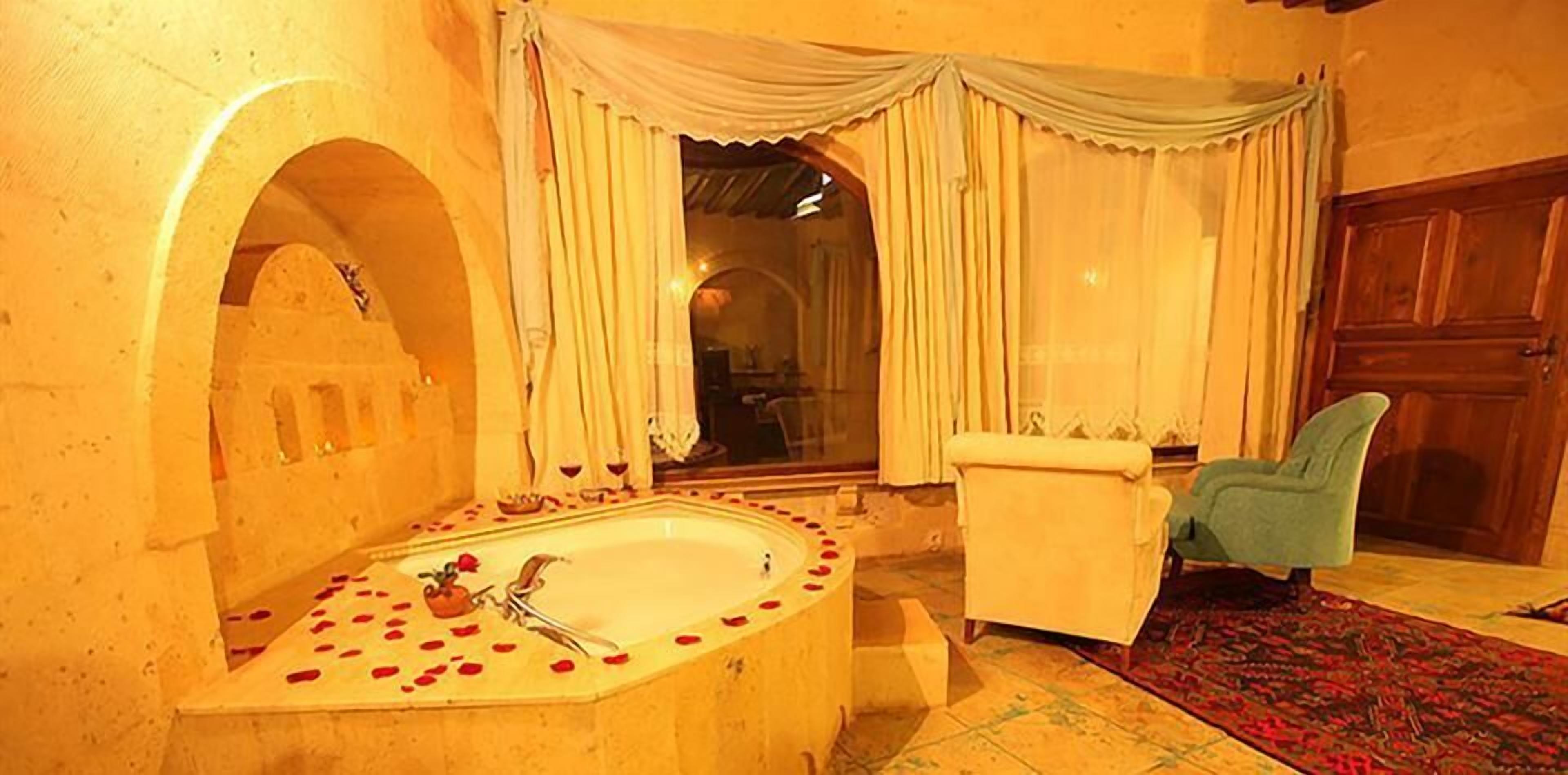 romantic suite | bathroom | jetted bath, free toiletries, hair dryer, towels